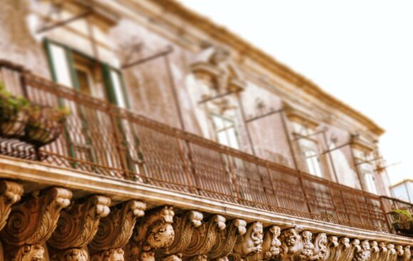 Palazzolo Acreide, bellezza e magia del balcone barocco più lungo del mondo